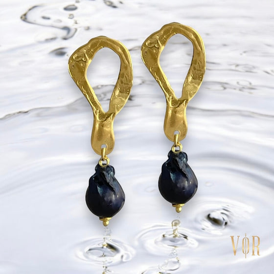 PELTATA BLACK BAROQUE PEARL EARRINGS