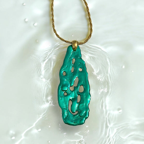 FLUID EMERALD DROP PENDANT